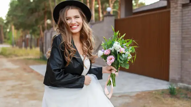 Czy ramoneska pasuje do sukienki na wesele? Odkryj modowe triki