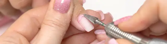 Cómo quitar uñas semipermanentes en casa sin dañar tus uñas