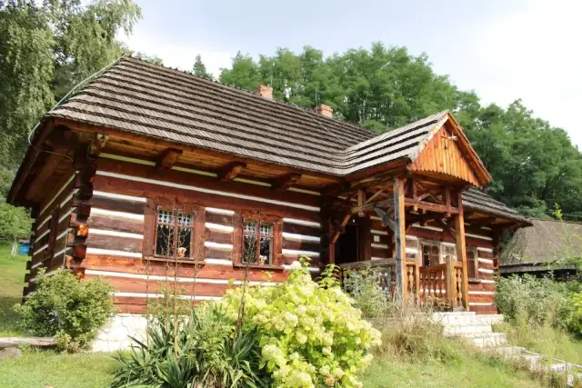 Lipowiec skansen: odkryj fascynującą historię i atrakcje w Wygiełzowie