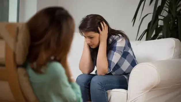 Nerwica histeryczna: objawy psychiczne i fizyczne, przyczyny, leczenie