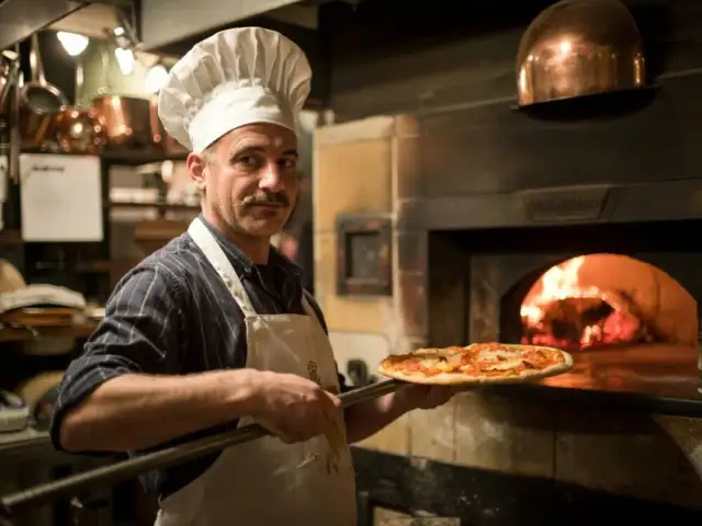 Ile powinno się piec pizzę, by uniknąć surowego ciasta?