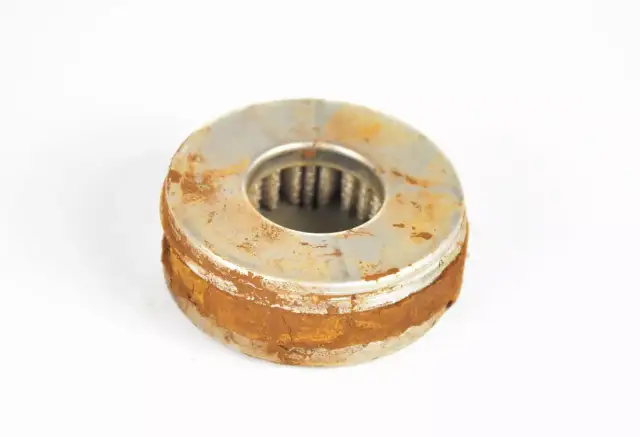 Zardzewiały filtr LPG z widocznym wkładem filtrującym.