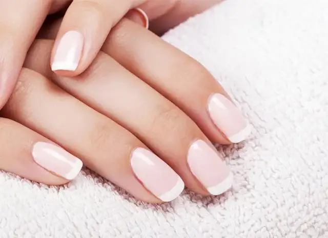 Uñas francesitas: técnicas y tendencias modernas para un look perfecto