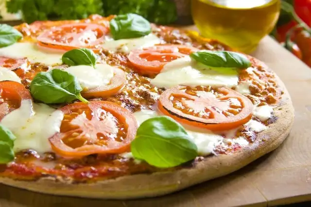 Jak zrobić pizzę margarita w prosty sposób – przepis krok po kroku