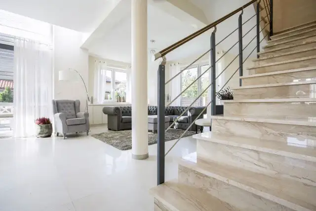 Profesjonalny poradnik: Jak bez błędów ułożyć płytki na schody wewnętrzne