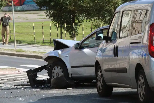 Po wypadku drogowym, uszkodzony samochód i radiowóz. Czy OC przedłuża się automatycznie po kolizji?