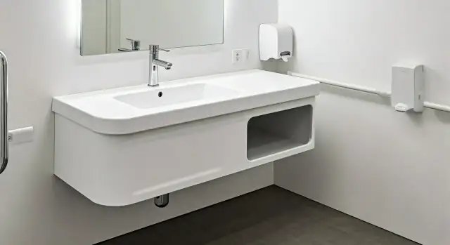 Na jakiej wysokości umywalka dla niepełnosprawnych, aby uniknąć problemów?