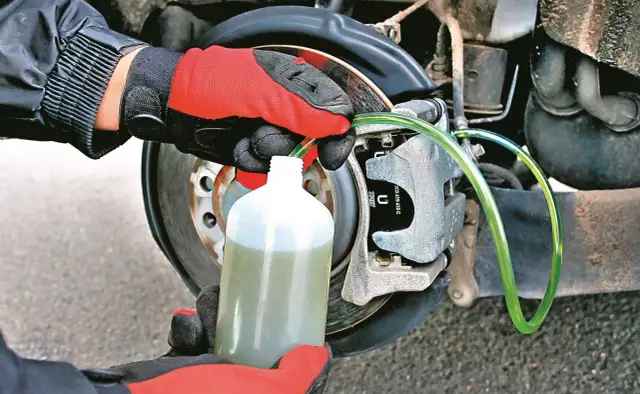 Jak naprawić pęknięty przewód hamulcowy - uniknij niebezpieczeństwa na drodze