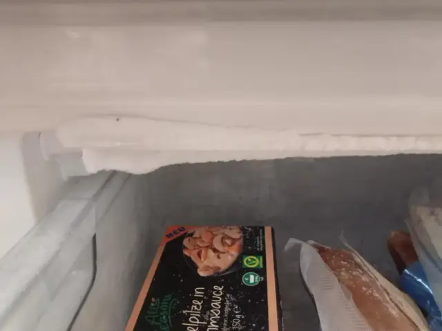 Rozmrażanie zamrażarki: Szybko, bezpiecznie i bez uszkodzeń!