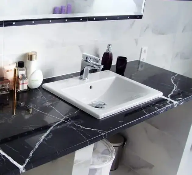 Jaki otwór w blacie pod umywalkę? Precyzyjny montaż