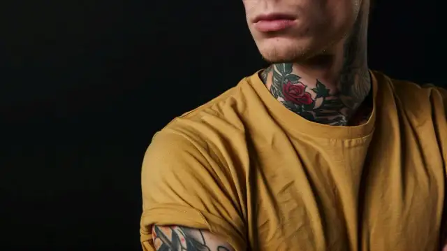 Czy można zrobić tatuaż w wieku 15 lat? Sprawdź zasady i ryzyka