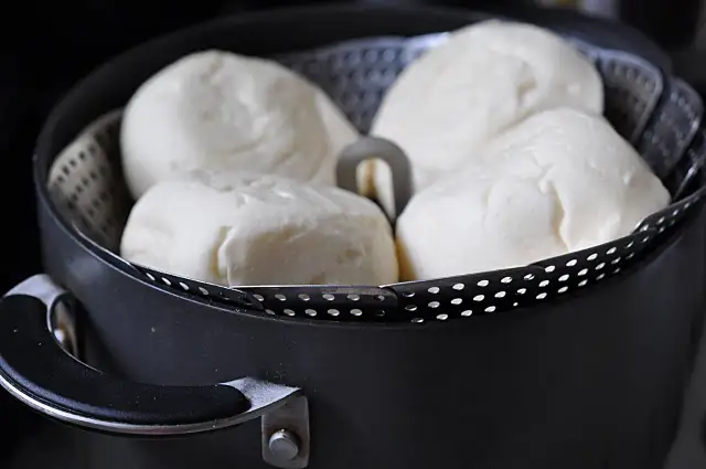 Puszyste kluski na parze: przepis jak u babci na smak dzieciństwa