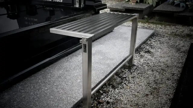 Nowa ławka na cmentarz, wykonana ze stali nierdzewnej, idealna do miejsc pamięci.