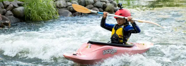 Kapok na kajak: Jak wybrać idealną kamizelkę asekuracyjną/ratunkową?