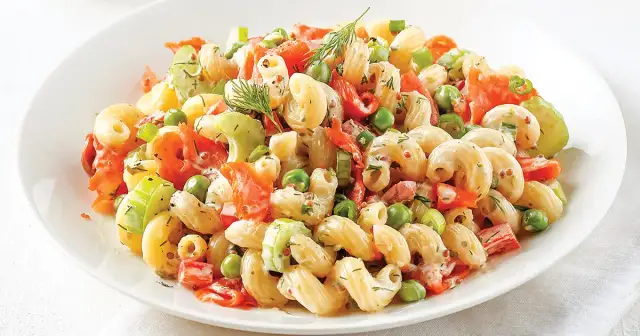 Salade de pâtes au saumon: la recette parfaite pour toutes les occasions