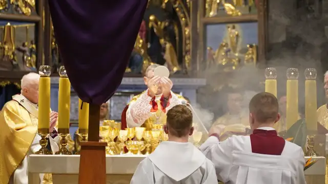 Ile trwa msza w Wielki Czwartek? Czas i czynniki wpływające na długość