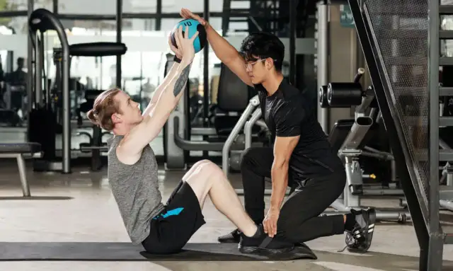 Trening personalny: Ile kosztuje i jak mądrze wybrać trenera?