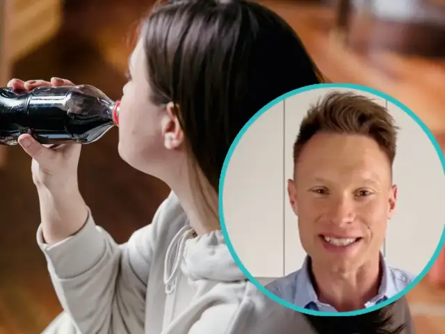 Kobieta pije colę z butelki, obok uśmiechnięty mężczyzna w okręgu.