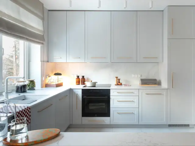 Jaki blat do białej kuchni z połyskiem? Oto materiały, które zachwycą