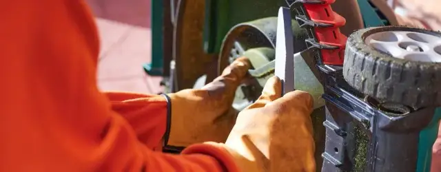 Jak ostrzyć noże do kosiarki, aby uniknąć kosztownych napraw