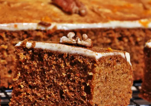 Przepis na proste ciasto marchewkowe z miodem