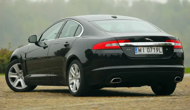Jaguar XF: Wybór idealnego silnika - porównanie osiągów i ekonomii