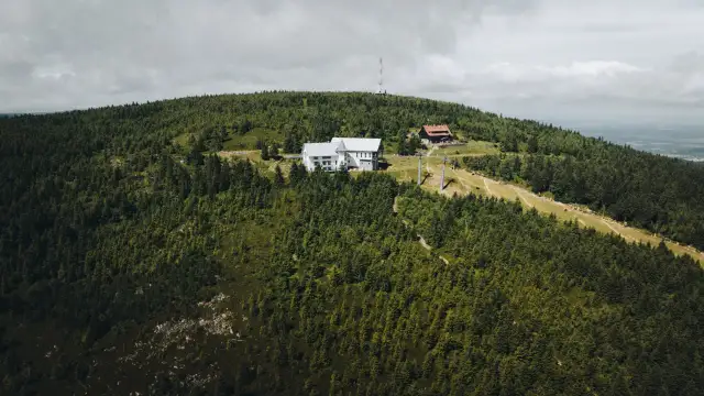 Gdzie są góry izerskie? Odkryj ich tajemnice i atrakcje