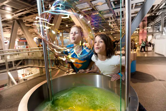 Gdzie z dzieckiem w Warszawie? Odkryj najlepsze atrakcje dla rodzin