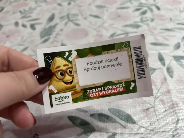 Zdrapka z Żabki z zabawnym "foodzikiem". Nie wygrałem, ale ciekawość, ile kosztują zdrapki w Żabce, pozostała.
