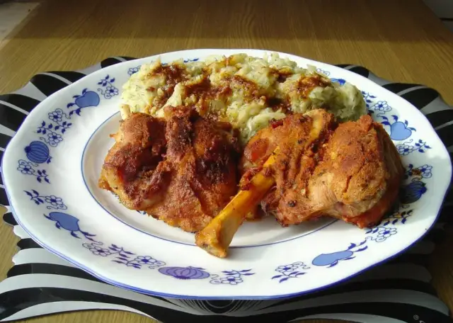 Golonka bez kości w siatce: Przepis na obiad bez skomplikowanego gotowania