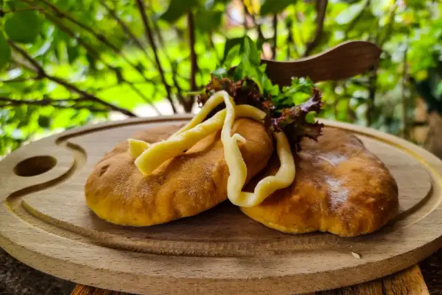 Bieszczadzkie przysmaki: Czy warto spróbować tę sławną knyszę?