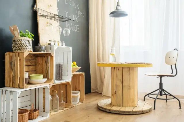 Co zrobić z drewna? Inspiracje DIY, upcykling i pomysły na unikalne przedmioty