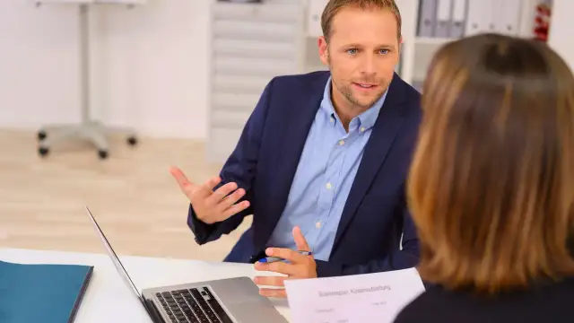 Czy windykacja może dzwonić do twojej pracy? Poznaj swoje prawa i skuteczną obronę