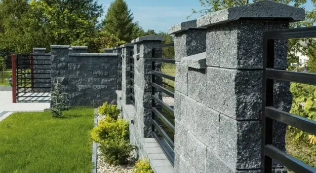 Płot z Betonu: Trwałość i Estetyka - Czy to Możliwe? Sprawdź