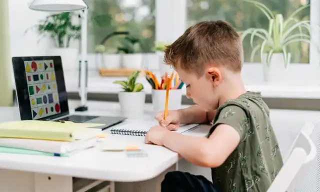 Jak szkoła w chmurze jest finansowana i czy to wpływa na jakość edukacji?