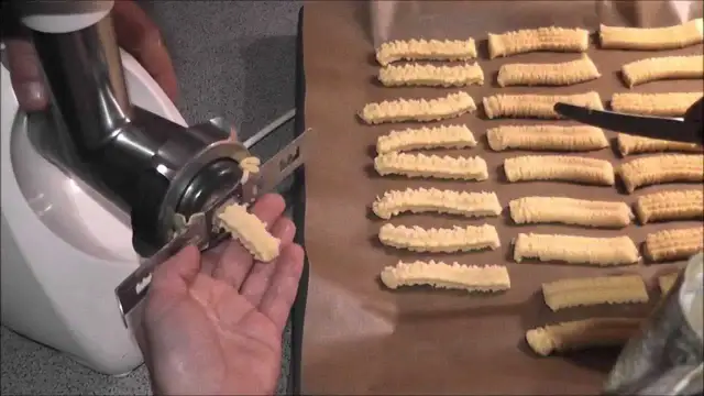 Jak założyć końcówkę do ciastek na maszynkę w prosty sposób