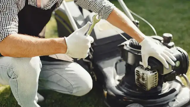 Jak odpalić kosiarkę spalinową? Praktyczny poradnik krok po kroku