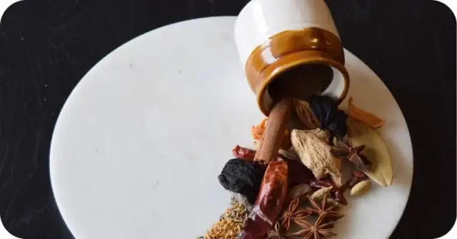 Ile kardamonu do kawy? Odkryj idealne proporcje i uniknij błędów