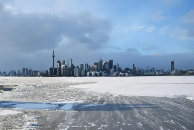 Klimat Toronto: Co kształtuje zaskakującą pogodę w mieście?