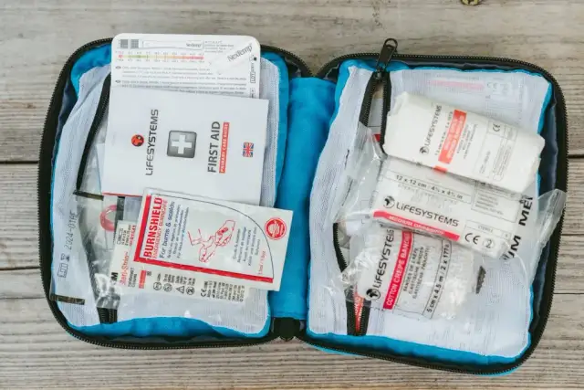 Apteczka pierwszej pomocy: Co musi zawierać? Poradnik krok po kroku