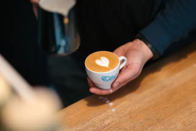 Sekret latte art: Serce na kawie krok po kroku zawsze się uda!