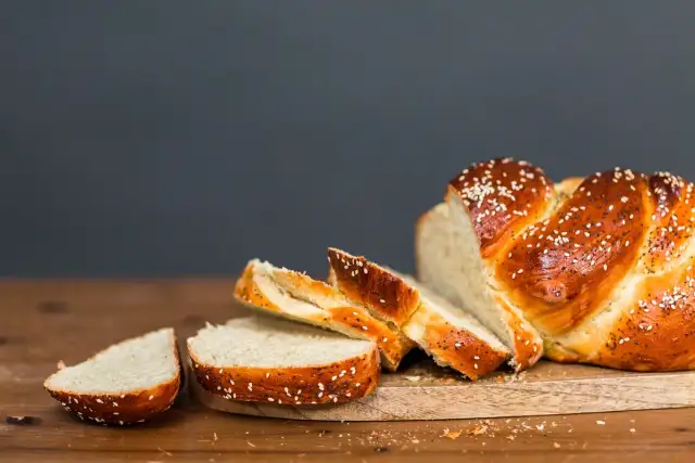 Czy chałka tuczy? Sprawdź, jak wpływa na Twoją wagę i dietę