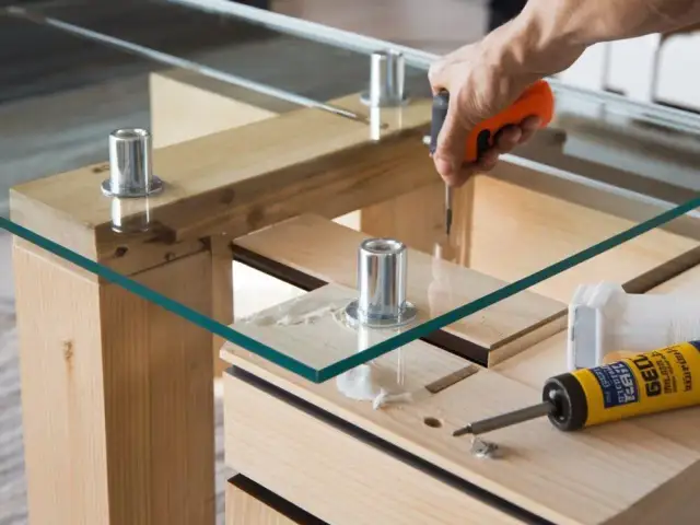 Jak zamontować szklany blat? Poradnik DIY uniknij błędów!