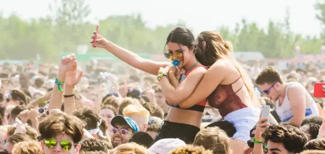 Najlepsze outfity na koncert hip hop – styl i wygoda w jednym