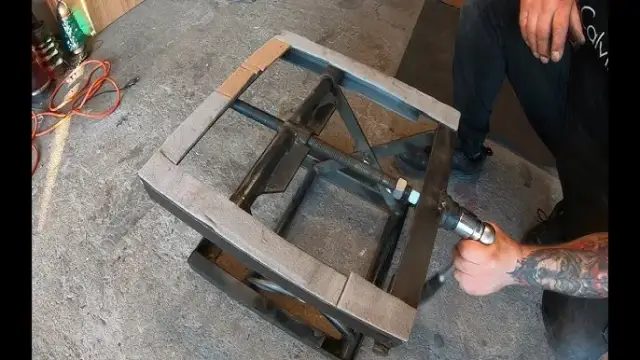 Podnośnik motocyklowy DIY: Zbuduj go sam bezpiecznie i tanio