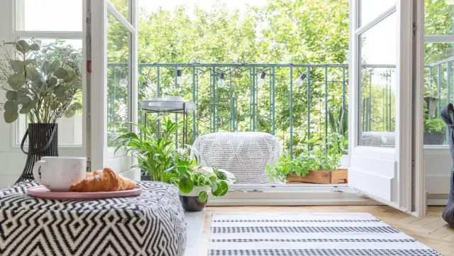 Jak oświetlić pomieszczenie bez prądu? Sprawdź proste i skuteczne sposoby