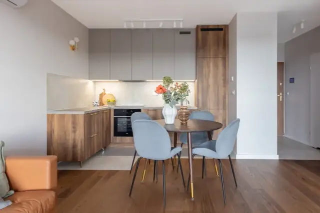 Jaki kolor ścian do brązowych mebli w kuchni, aby uniknąć błędów?