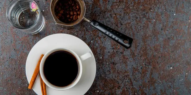 Americano: Co to jest? Przepis, różnice i sekrety baristy.