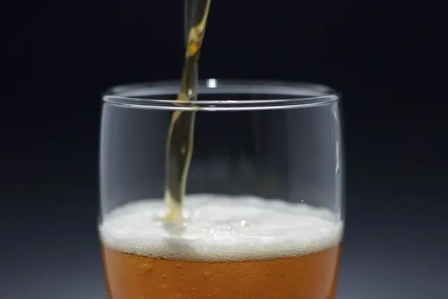 Alkohol po wyrwaniu zęba? Kiedy jest bezpieczny i co ryzykujesz?