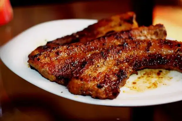 Jak przyprawić boczek na grilla, by był soczysty i pełen smaku